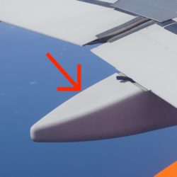 飛行機の翼の下についているのって何？