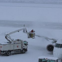 雪や氷が残っていないか触って確認している？